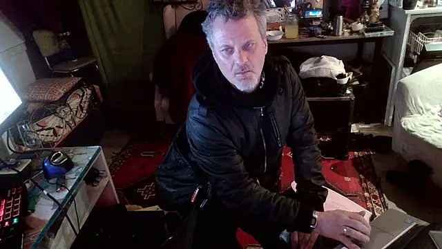 Snapshot of SilverandFox chatting on 03/10/25, 09:23 SilverandFox online show from 03/10/25, 09:23