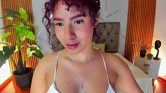 charlottee white online show from 12/04/25, 07:57