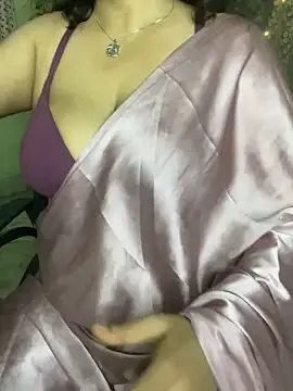 hot menka online show from 10/31/25, 04:36