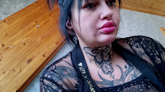 Snapshot of CurvyCannabisQueen chatting on 01/14/25, 09:45 CurvyCannabisQueen online show from 01/14/25, 09:45