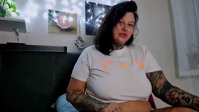 Snapshot of CurvyCannabisQueen chatting on 01/08/25, 04:34 CurvyCannabisQueen online show from 01/08/25, 04:34