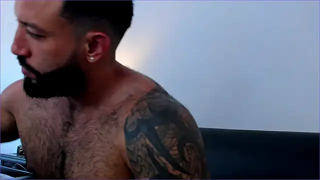 Snapshot of BradLeon_ chatting on 10/16/25, 05:21 BradLeon online show from 10/16/25, 05:21