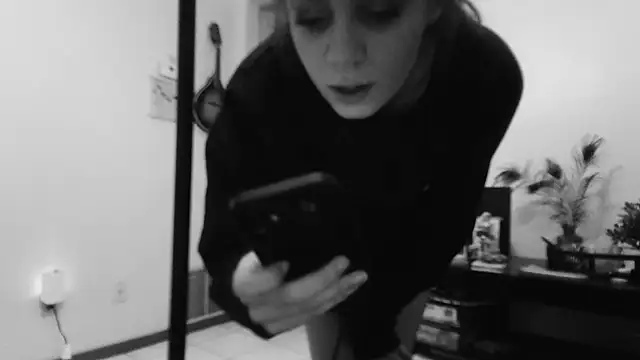 Snapshot of BedroomBarbie chatting on 10/04/25, 10:33 BedroomBarbie online show from 10/04/25, 10:33
