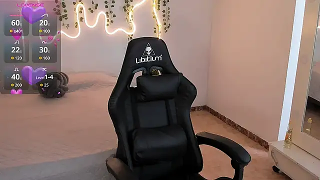 Snapshot of emmaTorres1 chatting on 09/10/25, 02:05 emmaTorres1 online show from 09/10/25, 02:05