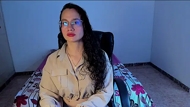 Snapshot of emmaTorres1 chatting on 03/01/25, 09:59 emmaTorres1 online show from 03/01/25, 09:59