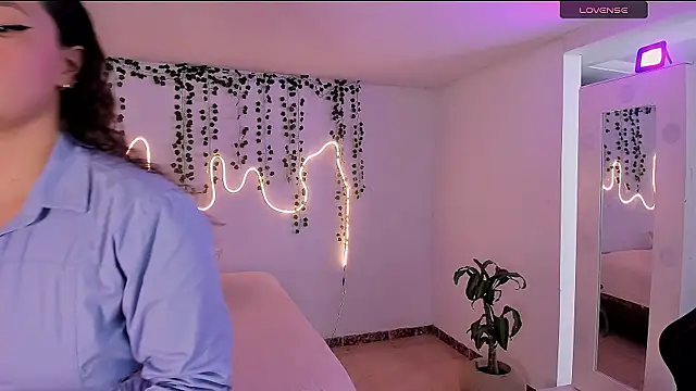 Snapshot of emmaTorres1 chatting on 10/07/25, 02:07 emmaTorres1 online show from 10/07/25, 02:07