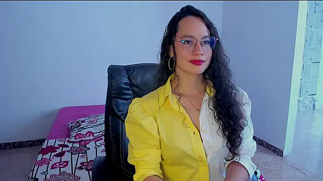 Snapshot of emmaTorres1 chatting on 02/28/25, 08:18 emmaTorres1 online show from 02/28/25, 08:18