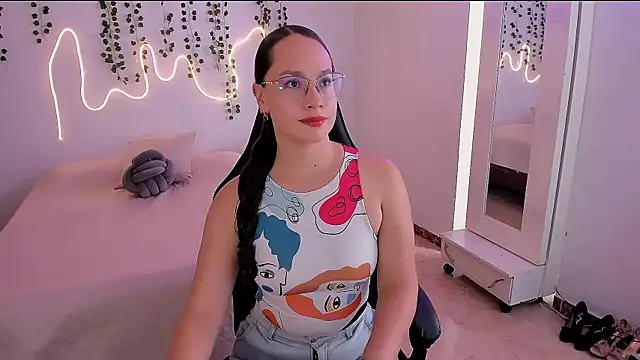 Snapshot of emmaTorres1 chatting on 10/06/25, 02:07 emmaTorres1 online show from 10/06/25, 02:07