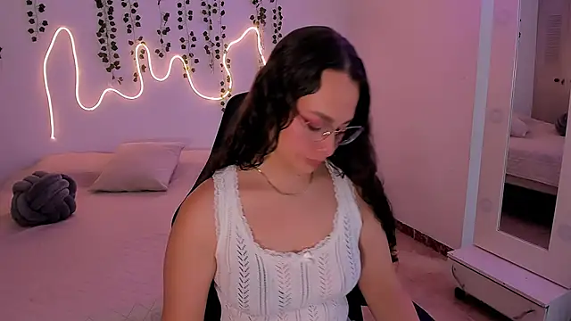 Snapshot of emmaTorres1 chatting on 10/10/25, 02:29 emmaTorres1 online show from 10/10/25, 02:29