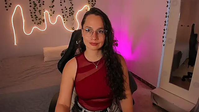 Snapshot of emmaTorres1 chatting on 11/18/25, 03:04 emmaTorres1 online show from 11/18/25, 03:04