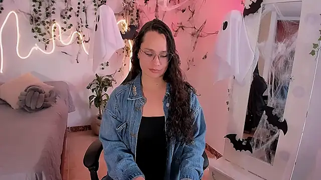 Snapshot of emmaTorres1 chatting on 10/22/25, 03:22 emmaTorres1 online show from 10/22/25, 03:22