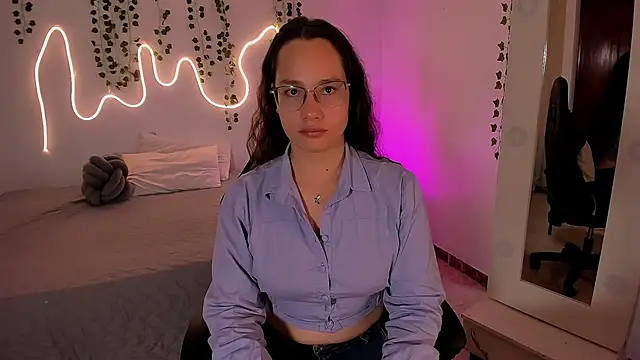 Snapshot of emmaTorres1 chatting on 11/27/25, 02:06 emmaTorres1 online show from 11/27/25, 02:06