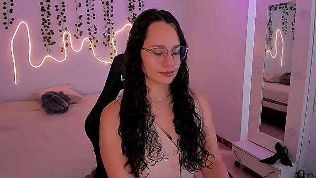 Snapshot of emmaTorres1 chatting on 10/15/25, 02:14 emmaTorres1 online show from 10/15/25, 02:14