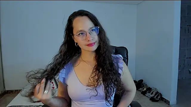 Snapshot of emmaTorres1 chatting on 03/08/25, 11:39 emmaTorres1 online show from 03/08/25, 11:39