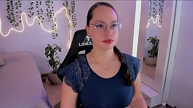 Snapshot of emmaTorres1 chatting on 09/25/25, 02:12 emmaTorres1 online show from 09/25/25, 02:12