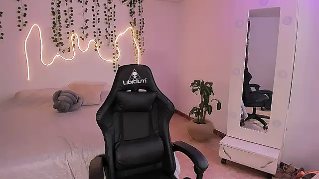 Snapshot of emmaTorres1 chatting on 09/23/25, 08:05 emmaTorres1 online show from 09/23/25, 08:05