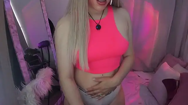 Snapshot of marianneloveee chatting on 06/15/26, 04:39 marianneloveee online show from 06/15/26, 04:39