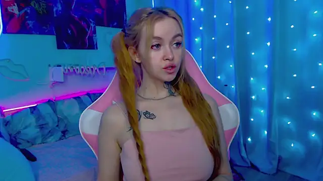 Snapshot of Naughty_Mable chatting on 02/28/25, 03:59 Naughty Mable online show from 02/28/25, 03:59