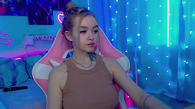 Snapshot of Naughty_Mable chatting on 02/18/25, 12:37 Naughty Mable online show from 02/18/25, 12:37