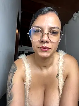 Snapshot of Abril_jones10 chatting on 10/16/25, 05:05 Abril jones10 online show from 10/16/25, 05:05