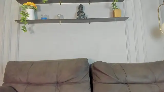 Abril jones10 online show from 10/31/25, 08:33