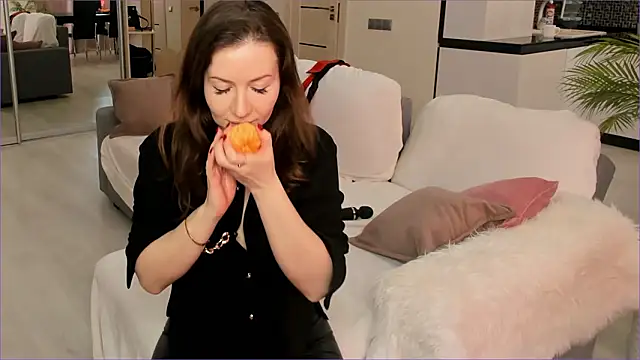  yessJulia  online show from 03/12/26, 08:51