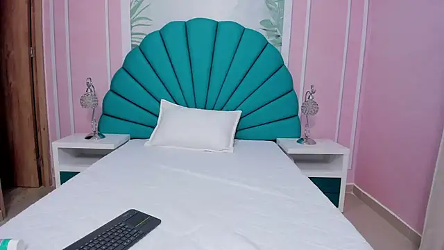 Snapshot of Daphne_Fox_ chatting on 02/22/25, 06:39 Daphne Fox online show from 02/22/25, 06:39