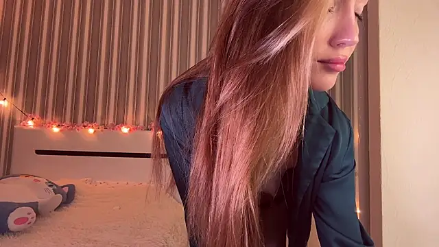 Awwwrora online show from 11/17/25, 04:00