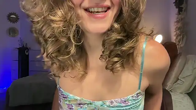 Snapshot of leahsparkles chatting on 09/15/25, 04:46 leahsparkles online show from 09/15/25, 04:46