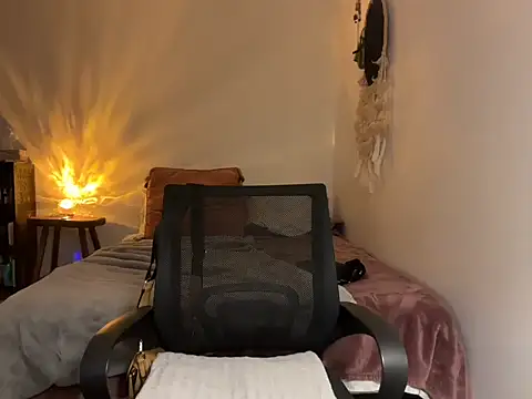 Snapshot of leahsparkles chatting on 09/30/25, 01:44 leahsparkles online show from 09/30/25, 01:44