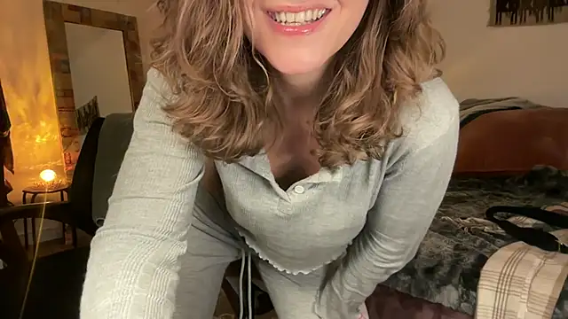 Snapshot of leahsparkles chatting on 12/04/25, 03:27 leahsparkles online show from 12/04/25, 03:27