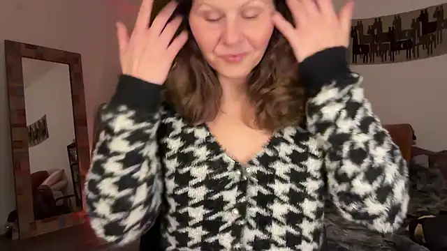 Snapshot of leahsparkles chatting on 12/18/25, 02:49 leahsparkles online show from 12/18/25, 02:49