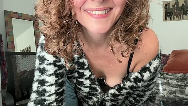 Snapshot of leahsparkles chatting on 10/17/25, 02:41 leahsparkles online show from 10/17/25, 02:41