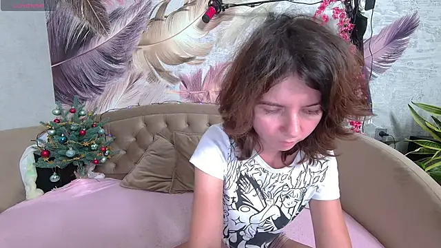 Snapshot of Anoraa chatting on 12/19/25, 11:51 Anoraa online show from 12/19/25, 11:51