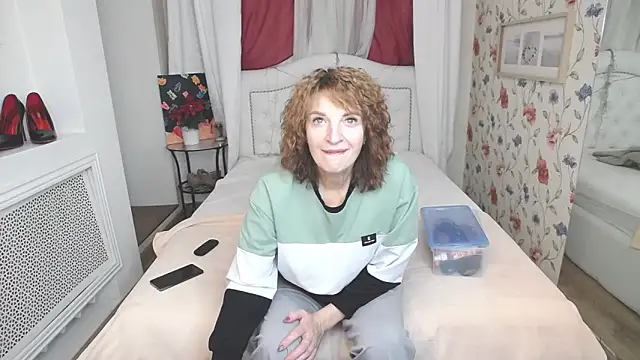 Snapshot of SilviaHart chatting on 10/01/25, 12:42 SilviaHart online show from 10/01/25, 12:42