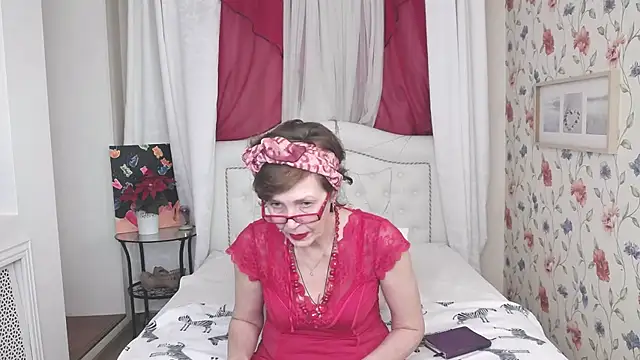 Snapshot of SilviaHart chatting on 09/30/25, 12:44 SilviaHart online show from 09/30/25, 12:44