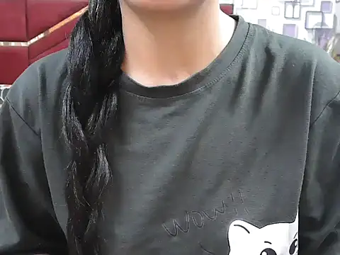 Snapshot of Somiya87 chatting on 10/25/25, 04:44 Somiya87 online show from 10/25/25, 04:44