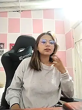 Snapshot of Paulina_mosh chatting on 03/04/25, 01:45 Paulina mosh online show from 03/04/25, 01:45