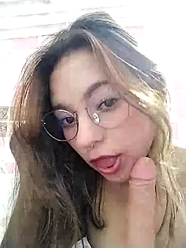 Snapshot of Paulina_mosh chatting on 03/07/25, 05:28 Paulina mosh online show from 03/07/25, 05:28