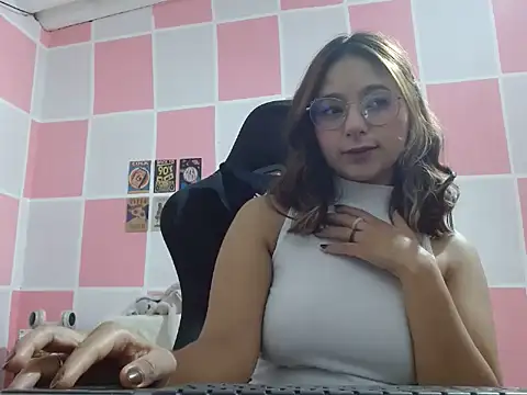 Snapshot of Paulina_mosh chatting on 02/22/25, 12:40 Paulina mosh online show from 02/22/25, 12:40
