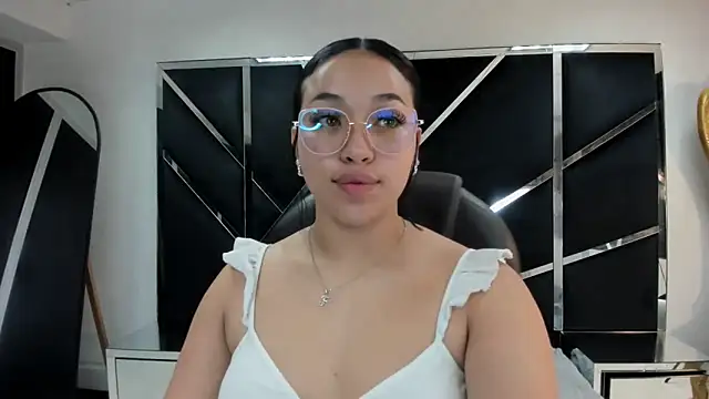 IsabellRodriguez18 online show from 11/18/25, 03:54