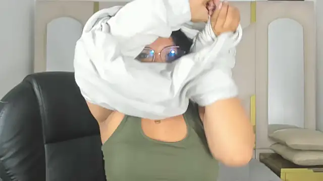 IsabellRodriguez18 online show from 11/15/25, 04:05