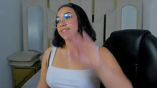 IsabellRodriguez18 online show from 12/15/25, 03:34