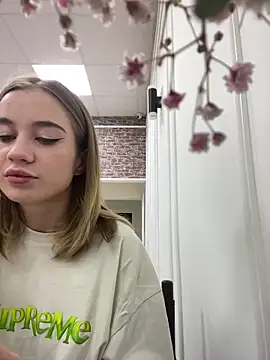 Snapshot of KiraMyers chatting on 03/10/25, 04:07 KiraMyers online show from 03/10/25, 04:07