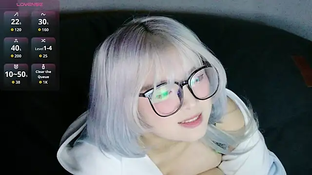 Yu UwU  online show from 10/30/25, 01:20