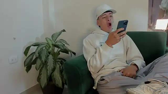 Snapshot of two_milkyway chatting on 11/13/25, 12:42 two milkyway online show from 11/13/25, 12:42