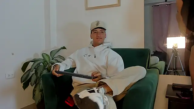 Snapshot of two_milkyway chatting on 11/20/25, 12:50 two milkyway online show from 11/20/25, 12:50