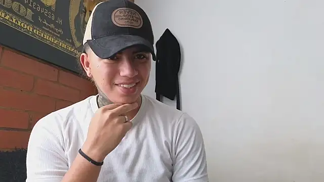 Snapshot of Thiago_x_Sahara chatting on 02/10/25, 12:50 Thiago x Sahara online show from 02/10/25, 12:50