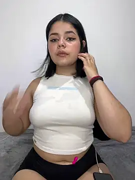 Snapshot of pretty_angela1 chatting on 02/05/25, 03:02 pretty angela1 online show from 02/05/25, 03:02