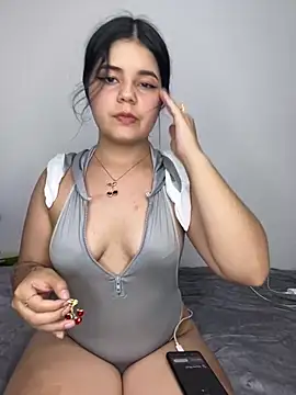 Snapshot of pretty_angela1 chatting on 03/10/25, 02:28 pretty angela1 online show from 03/10/25, 02:28